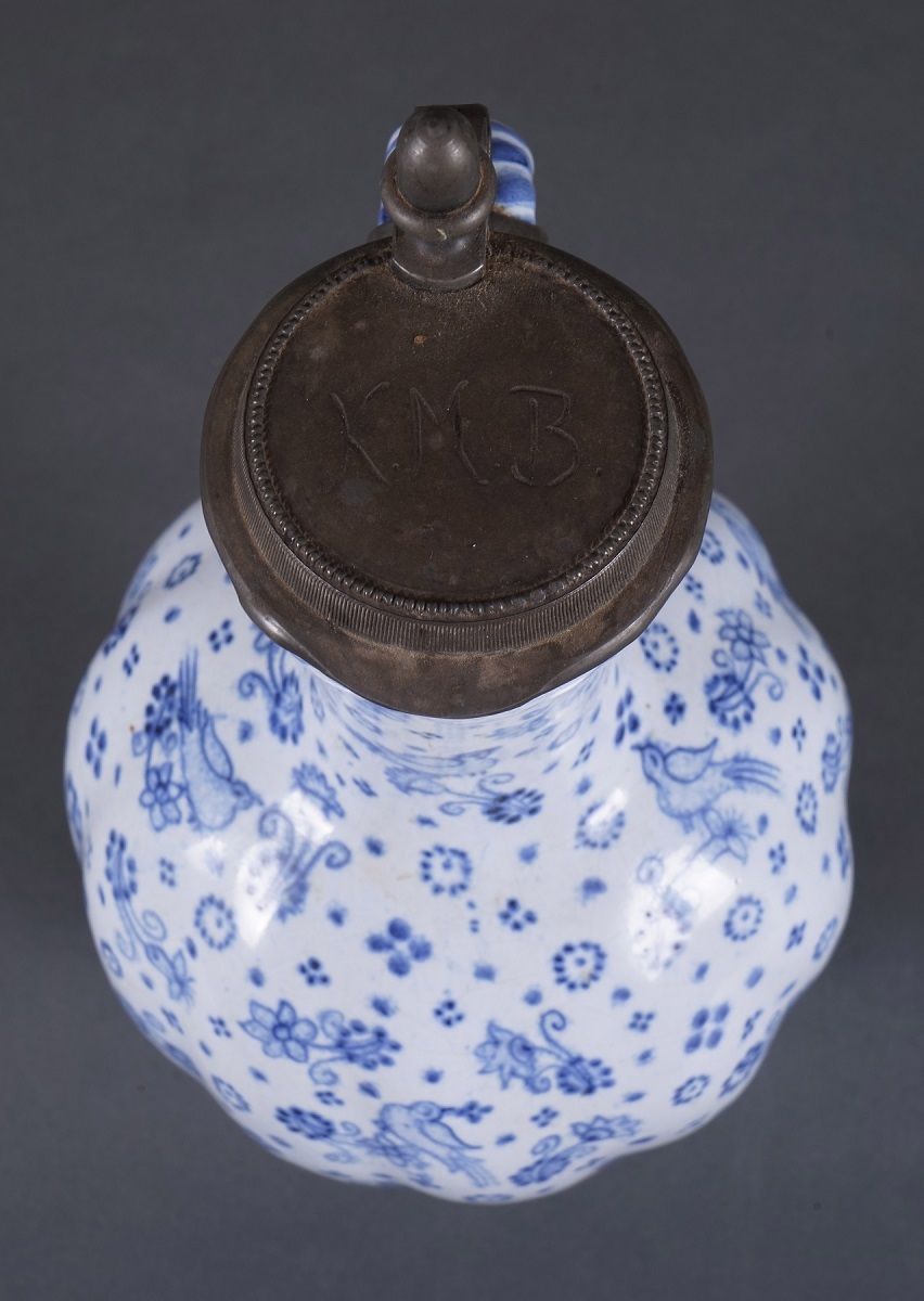 A Faience Enghalskrug